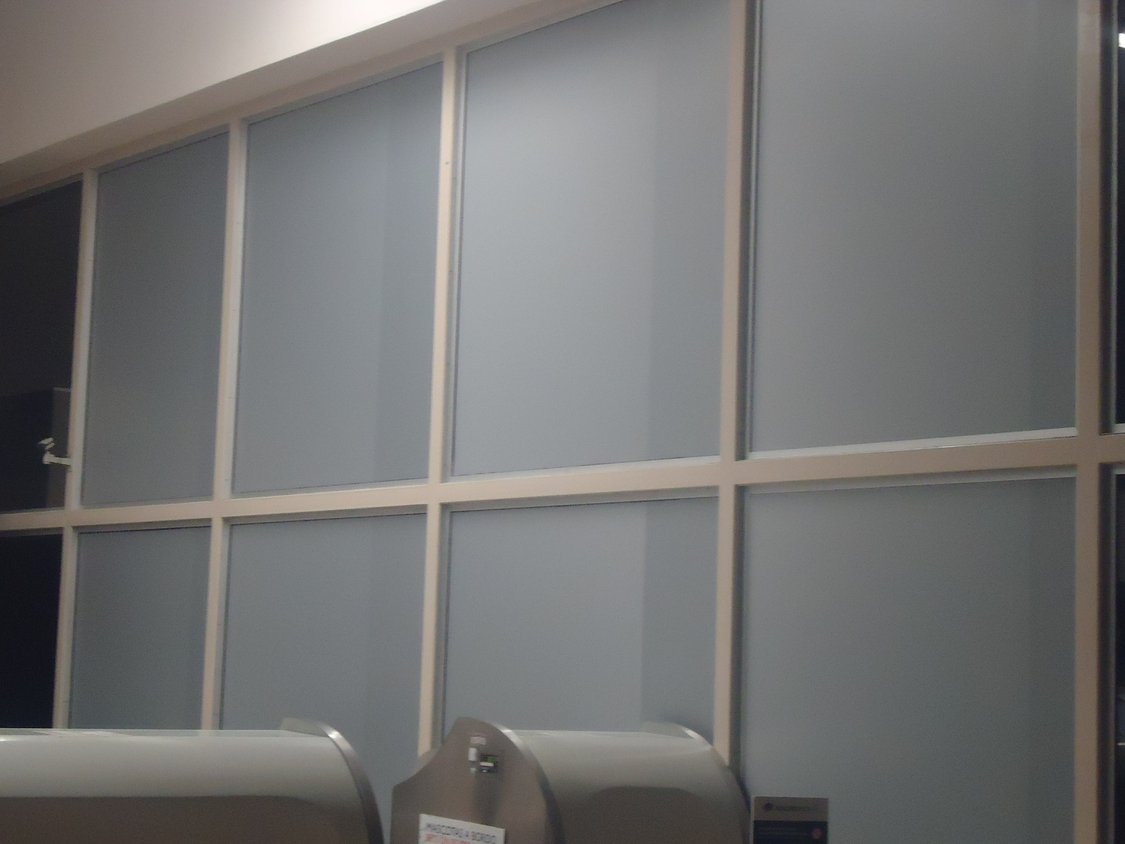 Centro comercial con películas decorativas y de seguridad